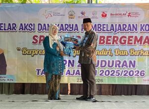 Penyerahan Buku Antologi Guru dan Murid dari Kepala SMPN 2 Buduran kepada Kepala Dispendikbud Sidoarjo Bapak Dr. Tirto Adi, M.Pd.