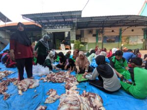 Semangat Berkurban dan Gotong Royong Warnai Penyembelihan Hewan Kurban di SMPN 2 Buduran