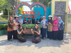 Panen Raya Pakcoy Hidroponik SMPN 2 Buduran, Bukti Nyata Sekolah Adiwiyata Menumbuhkan Karakter Peduli Lingkungan